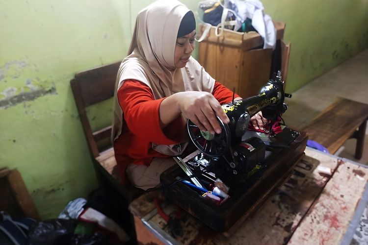 Pesanan Seragam Membludak, Penjahit di Magetan Bertahan dengan Tarif Murah, Ringankan Orangtua