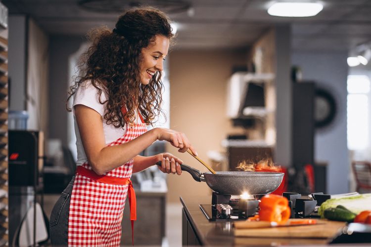 Belajar masak sendiri bisa menjadi cara menurunkan berat badan yang baik tanpa harus mengurangi asupan makanan secara signifikan.