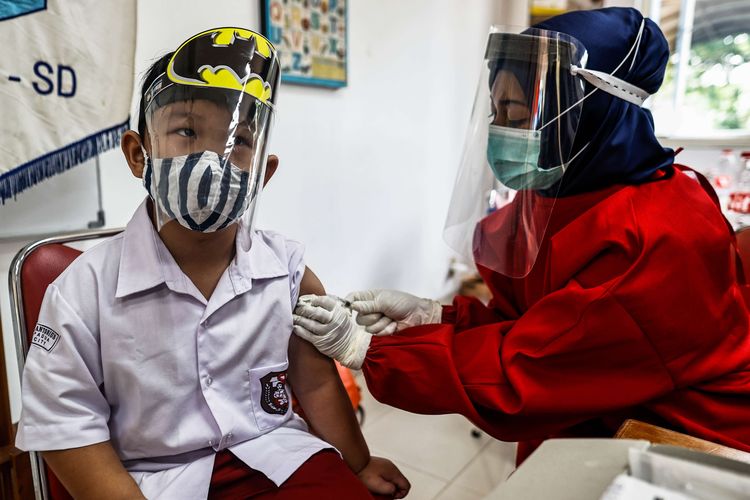 Murid menggunakan masker dan pelindung wajah saat menerima imunisasi campak untuk mencegah penyakit di SD Santo Antonius Dari Padua, Serpong, Tangerang Selatan, Banten, Senin (10/8/2020). Pemberian imunisasi ini merupakan bagian dari bulan imunisasi anak sekolah yang diberikan dua kali dalam satu tahun yaitu di bulan Agustus dan November.