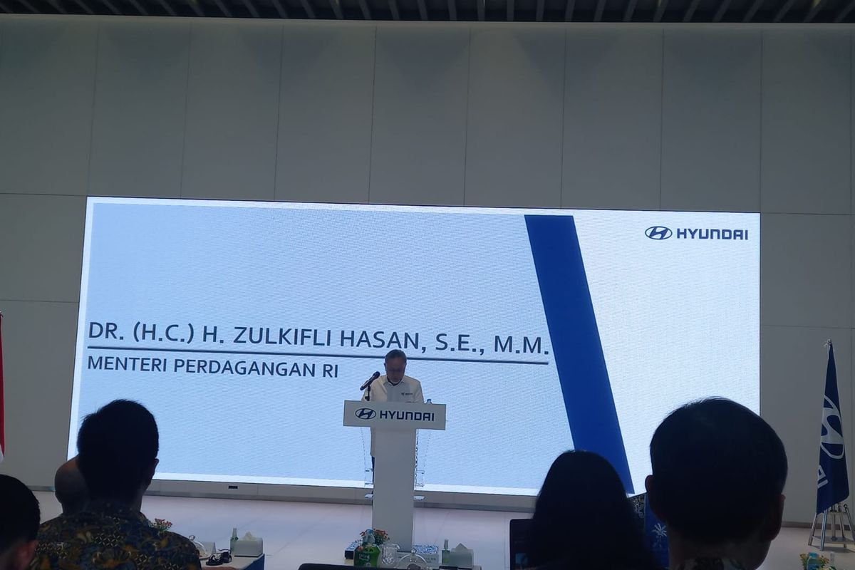 Menteri Perdagangan (Mendag) Zulkifli Hasan mengunjungi pabrik mobil listrik milik PT Hyundai Motor Manufacturing di Sukamukti, Bekasi, Jawa Barat, Selasa (11/7/2023).