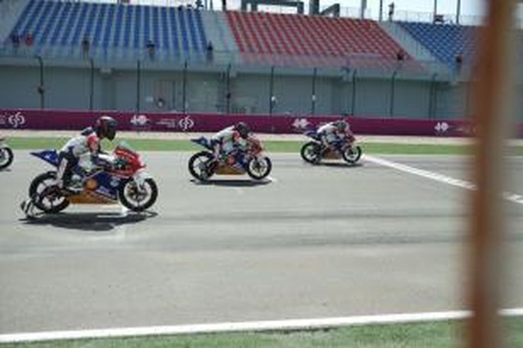 Pebalap muda Indonesia, Andi Gilang (kiri), melakakukan start pada balapan kedua seri kedua Shell Advance Asia Talent Cup di Sirkuit Losail, Qatar, Minggu (29/3/2015).