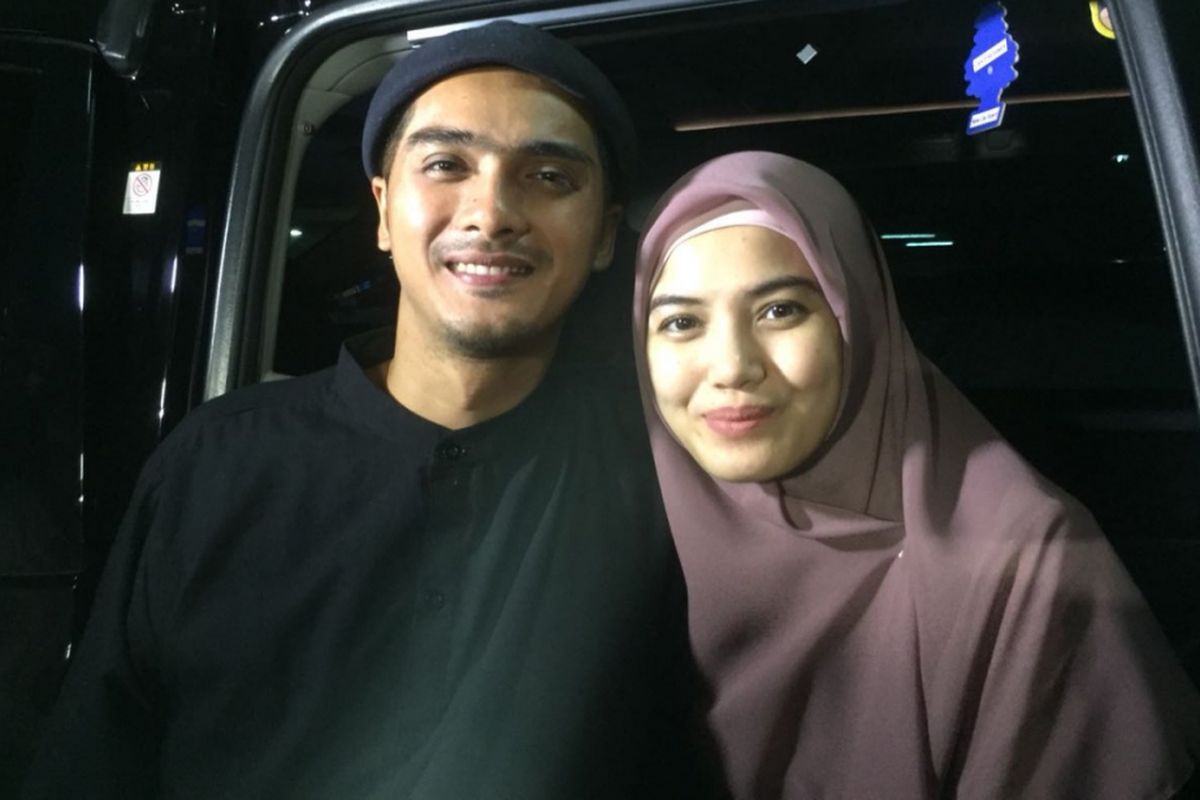 Ricky Harun dan istrinya, Herfiza Novianti, usai menghadiri sebuah acara di Masjid At Taqwa, Apartemen Thamrin, Jakarta Pusat, Minggu (20/5/2018) malam.