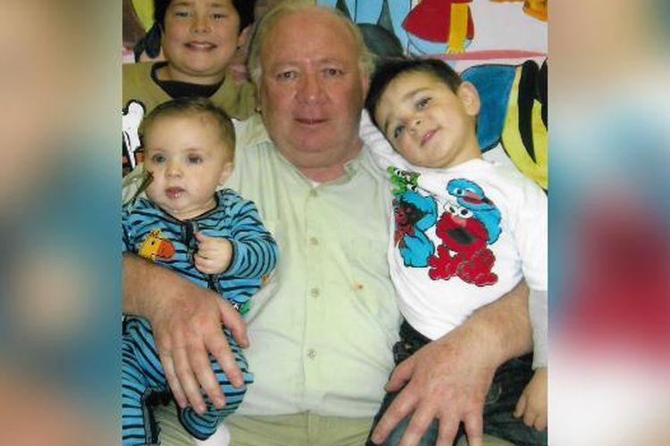 Juan Carlos Seresi (73 tahun) saat bersama cucu-cucunya setelah mendapatkan penangguhan hukuman 5 abadnya. 