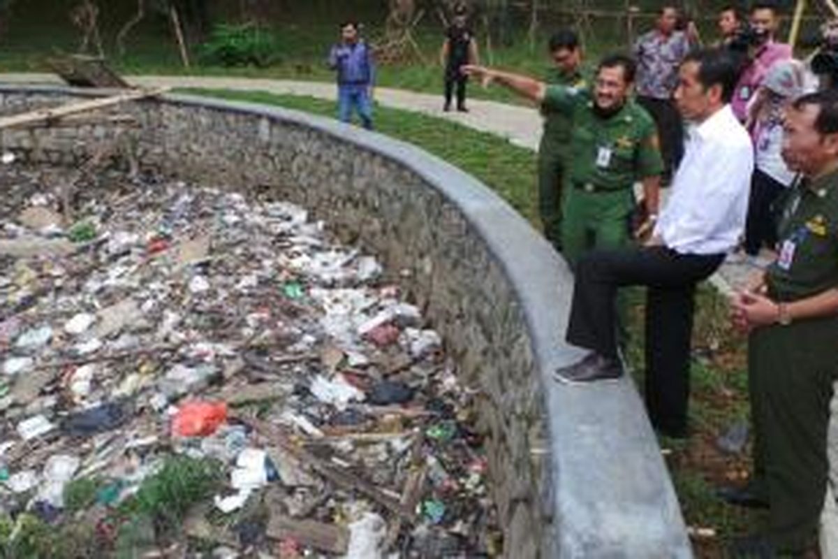 Gubernur DKI Jakarta Joko Widodo tengah meninjau Taman Langsat, Kebayoran Baru, Jakarta Selatan, Senin (18/11/2013).