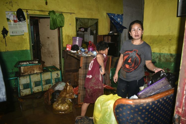 Warga tengah membersihkan lumpur di rumahnya, setelah sebelumnya banjir setinggi hampir dua meter merendam warga Kampung Bantar gedang Desa Mekarsari, RT 1 RW 7 dan Kampung Lebak Sari RT1 RW 2 Desa Mekarsari Kecamatan Ngamprah, Kabupaten Bandung Barat, Selasa (31/12/2019).