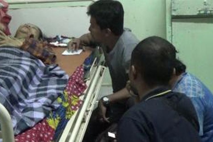 Mantasiah (70), isteri seorang Profesor di Kabupaten Gowa, Sulawesi Selatan tengah kritis di rumah sakit setelah menjadi korban penganiayaan dan penyekapan oleh perampok yang menyatroni rumahnya di siang bolong. Rabu, (28/01/2015).
