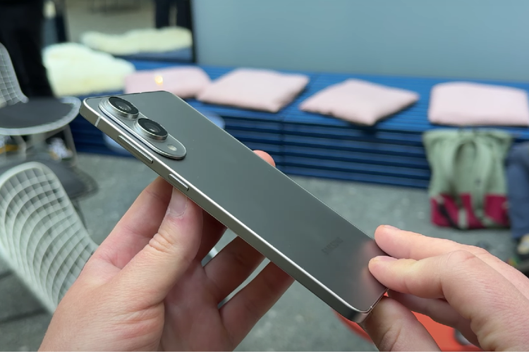 Tangkapan layar penampakan bagian samping Samsung Galaxy S25 Edge.