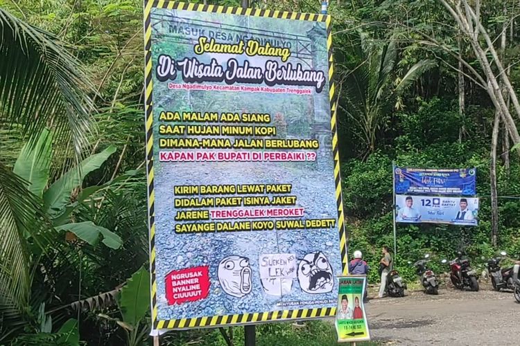 Baliho berisi pantun sindiran soal jalan rusak di Trenggalek, Jawa Timur. (Sumber: warga)