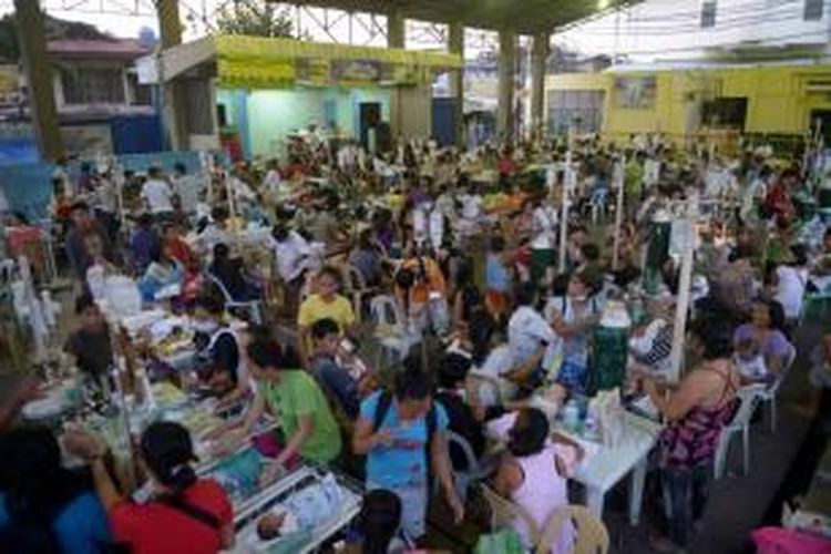 Pasien rumah sakit ditempatkan di selter darurat setelah gempa berkekuatan 7.1 SR mengguncang Kota Cebu, Filipina, 15 oktober 2013. Sedikitnya 73 orang tewas dalam peristiwa ini.