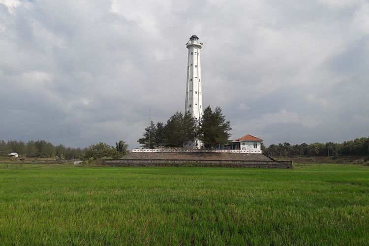 Mercusuar Pantai Jetis, di Kabupaten Purworejo Jawa Tengah, salah satu destiansi wisata yang bisa disambangi, Senin 911/6/2018).