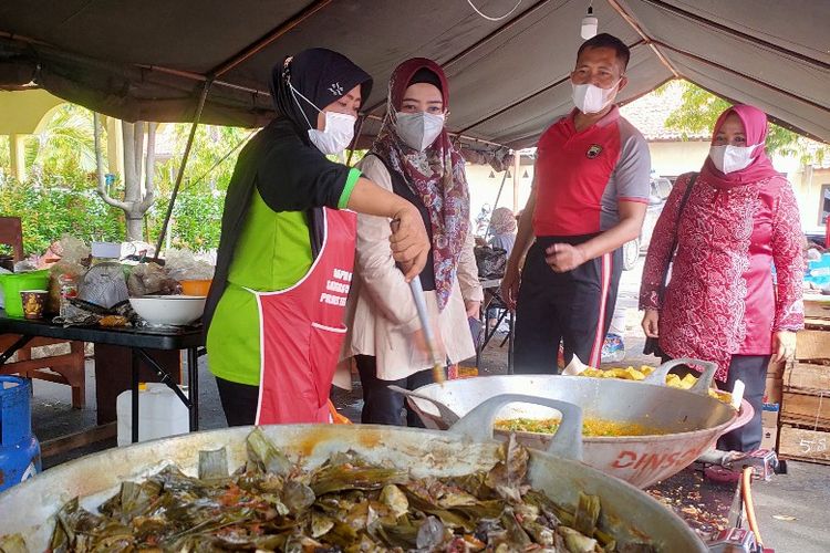 Anggota DPR RI Dewi Aryani didampingi Waka Polres Tegal Kota Kompol Zaenal meninjau dapur umum yang didirikan untuk menyuplai kebutuhan makan warga terpapar Covid-19 yang sedang isolasi mandiri, di Mapolres Tegal Kota, Jumat (25/6/2021)