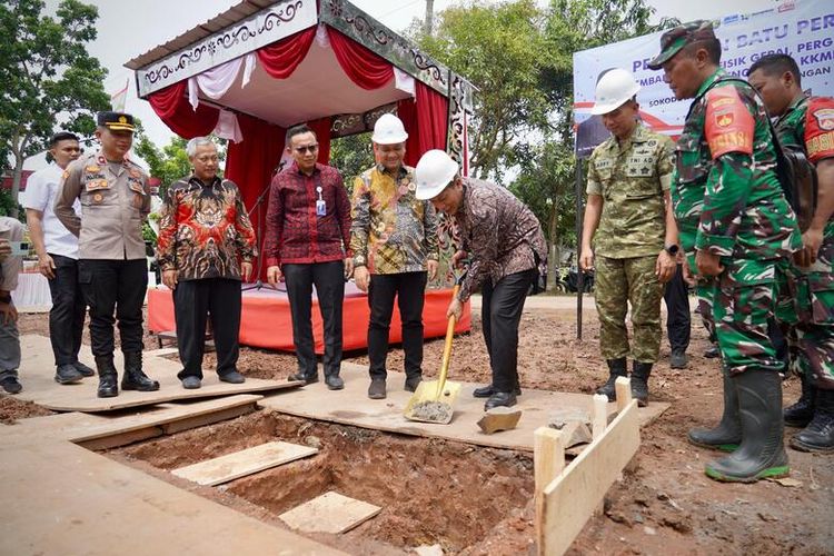  Menteri Koperasi (Menkop) Ferry Juliantono meletakkan batu pertama pembangunan fisik Koperasi Kelurahan Merah Putih (KKMP) di Sokoduwet, Kecamatan Pekalongan Selatan, Kota Pekalongan. 