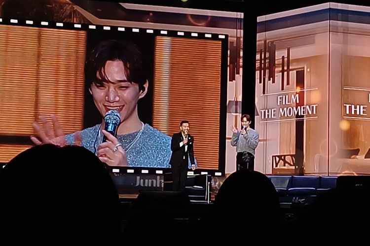 Aktor Korea sekaligus member boy group 2PM, Lee Jun Ho saat membuka fan meeting bertajuk Junho The Moment di Hall 5 ICE BSD, Tangerang Selatan, Sabtu (25/11/2023).