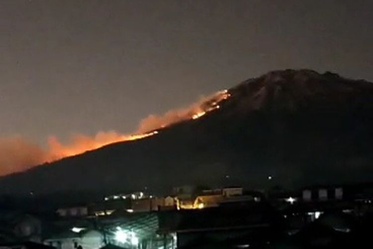 Kebakaran hebat terjadi di lereng Gunung Sumbing, Jawa Tengah. Kebakaran tersebut berada sisi barat masuk wilayah Wonosobo.