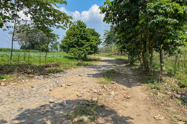 Kondisi jalan rusak ke Pos 1 Gunung Kelud via Karangrejo.
