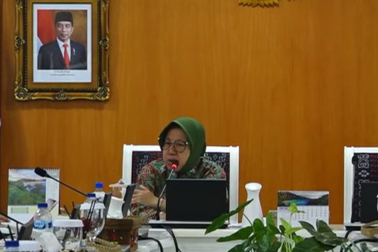 Menteri Sosial Tri Rismaharini saat konferensi pers Mekanisme Baru Pengusulan Bantuan Sosial di Kantor Kemensos, Jalan Salemba Raya, Jakarta Pusat, Rabu (8/5/2024).