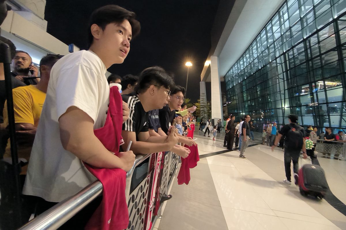 Tunggu Kedatangan Patrick Kluivert, Suporter Timnas Padati Bandara Soekarno-Hatta