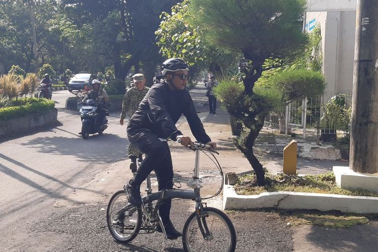 Awali Gerakan Jumat Bersepeda, Wali Kota Solo Respati ke Kantor Naik Sepeda Lipat