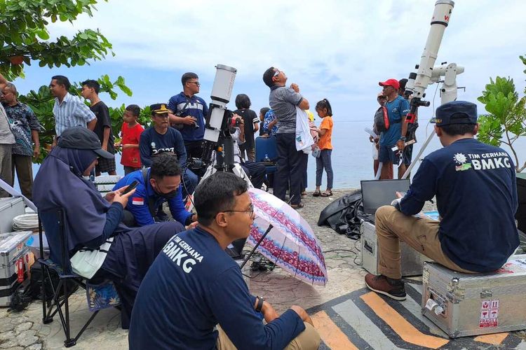 BMKG Wilayah V Jayapura, bersama warga saat hendak melihat Gerhana Matahari Total dari Hotel Nirmala Beach di Kabupaten Biak Numfor, Papua, Kamis (20/4/2023).