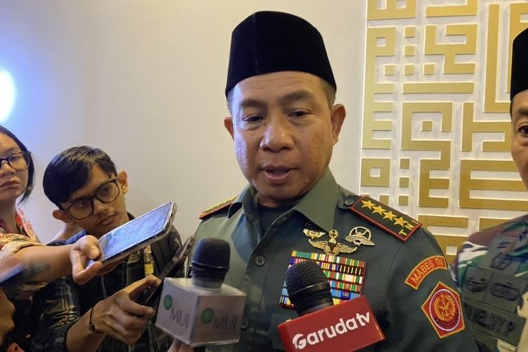Panglima TNI Jenderal Agus Subiyanyo usai silaturahmi dan tukar pikiran dengan Dewan Pimpinan Majelis Ulama Indonesia (MUI) di Kantor Pusat MUI, Jakarta Pusat, Jumat (14/6/2024).