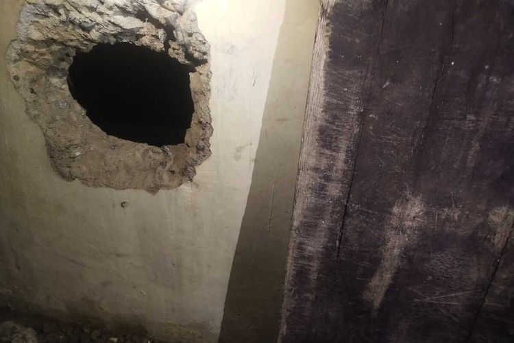 5 tahanan narkoba Polres Barru, Sulawesi Selatan kabur dengan melubangi atap cor sel, Senin (2/6/2024).
