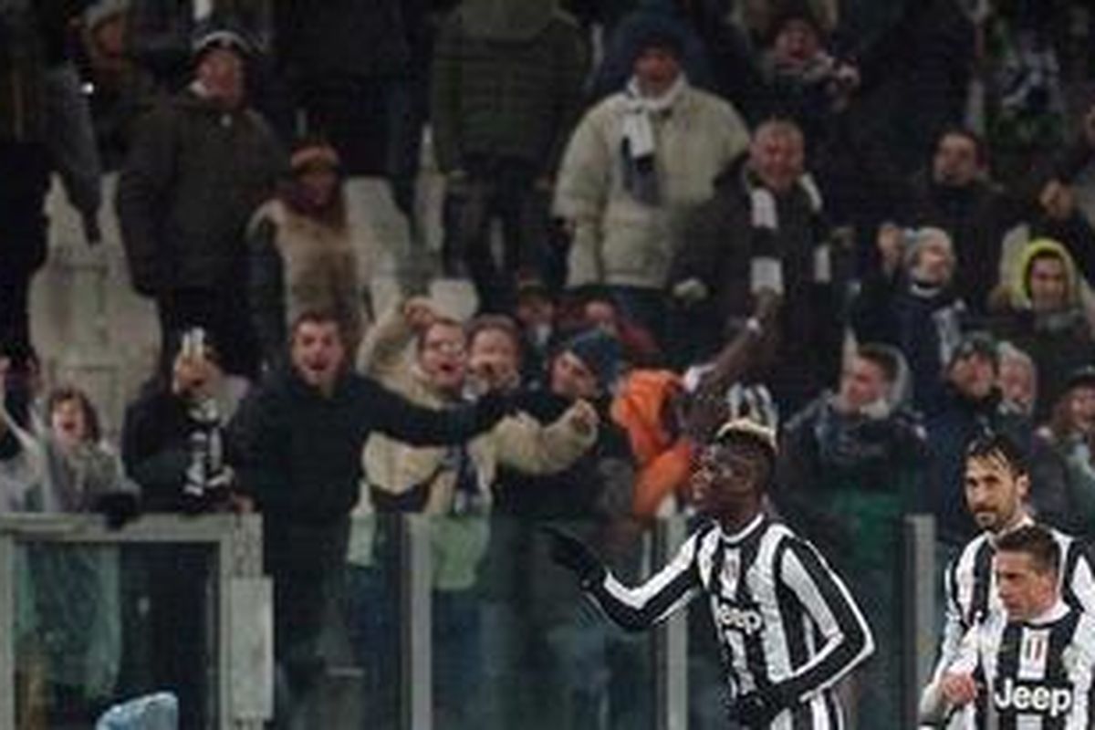 Gelandang Juventus, paul Pogba (kiri), merayakan salah satu dari dua golnya ke gawang Udinese, pada laga Serie-A, di Juventus Stadium, Sabtu (19/1/2013).