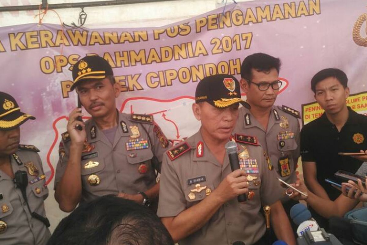 Kapolda Metro Jaya Irjen Mochamad Iriawan saat di pos pengamanan jalur mudik di Tol Jakarta-Tangerang pada Selasa (13/6/2017).