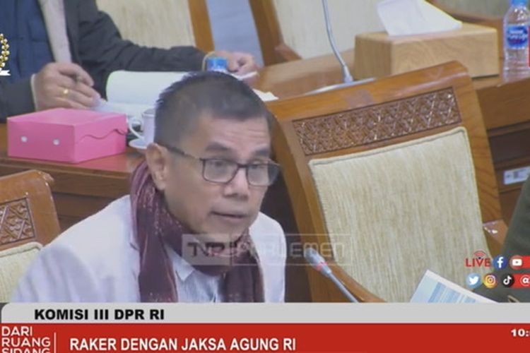 Anggota Komisi III DPR Hinca Panjaitan dalam rapat kerja bersama Jaksa Agung Sanitiar Burhanuddin di Kompleks Parlemen Senayan, Jakarta, Rabu (23/11/2022). 