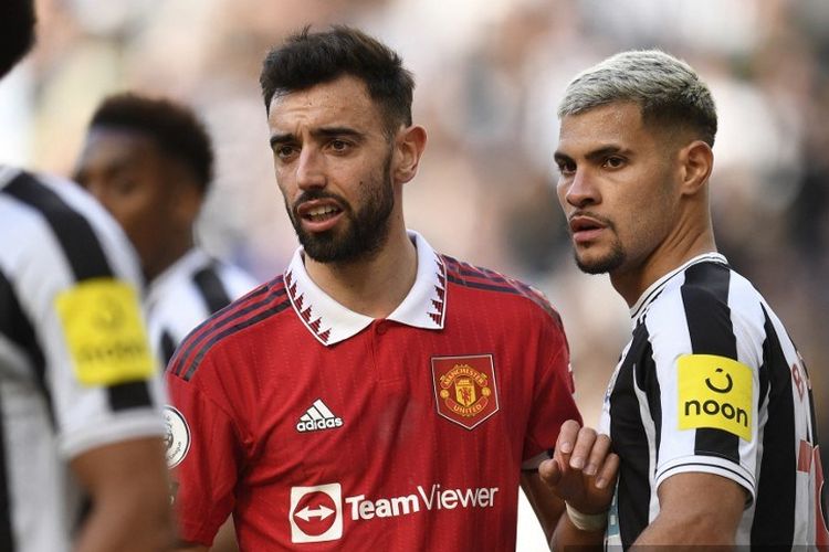 Bruno Fernandes (kiri) berduel dengan Bruno Guimaraes (kanan) dalam laga pekan ke-29 Liga Inggris 2022-2023 antara Newcastle United vs Man United di Stadion St James' Park, Minggu (2/4/2023). (Foto dari Oli SCARFF / AFP)