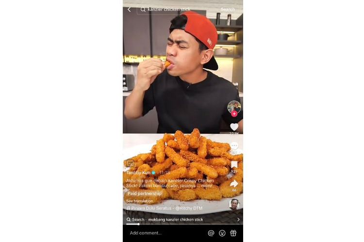 Food vlogger Tanboy Kun saat mencoba keunikan dan kelezatan Kanzler Crispy Chicken Stick dengan taburan bubuk cabai yang viral di media sosial. 