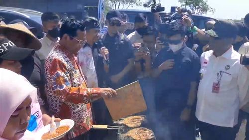 Ke Marunda, Mahfud Sempat Bakar Ikan dan Makan "Seafood"