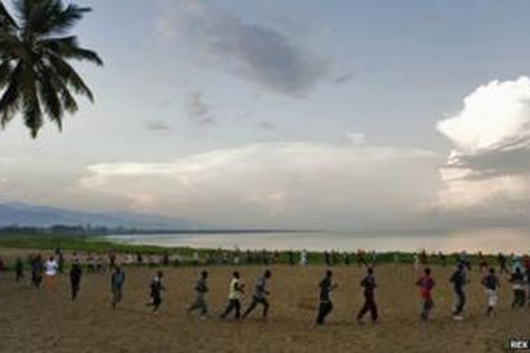 Para pemuda Burundi lari pagi di sekitar danau Tanganyika. Pemerintah negeri itu 