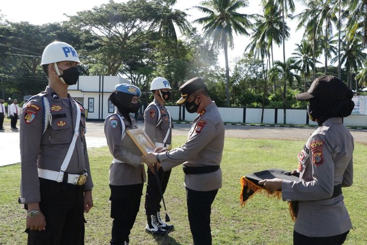 Kapolres Seram Bagian Timur, AKBP Andre Sukendar memimpin upacara pemberhentian tidak dengan hromat (PTDH) seorang anggotanya Bripol Irfan yang disersi. Upacara tersebut berlangsung di Polres setempat, Rabu (20/4/2022)