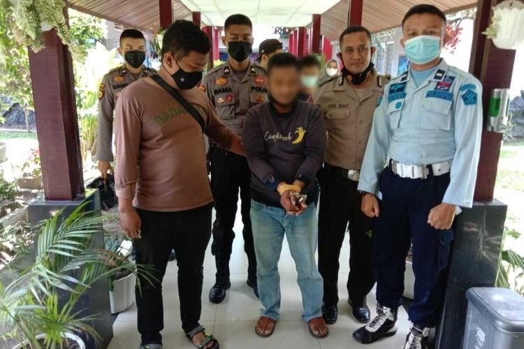 Petugas Lapas Pekanbaru menyerahkan dua pelaku pencuri handphone kepada aparat kepolisian, Rabu (30/3/2022).