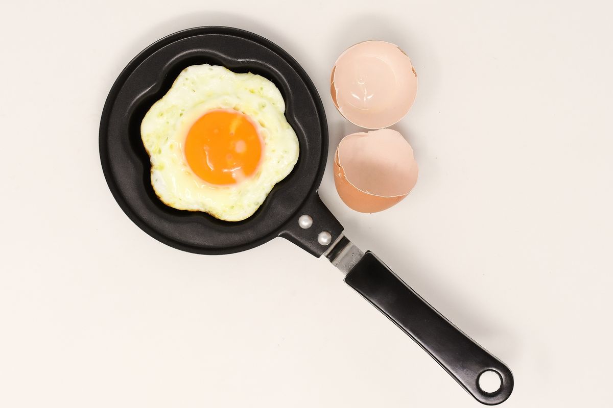 Ilustrasi telur yang mengandung vitamin B12, vitamin D, dan zinc.