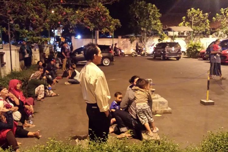 Sejumlah pengunjung RSUD Sayang Cianjur, Jawa Barat berkumpul di lapang parkir usai berhamburan keluar dari bangunan rumah sakit setelah merasakan guncangan gempa Banten 7.4 SR, Jumat (02/08/2019) malam