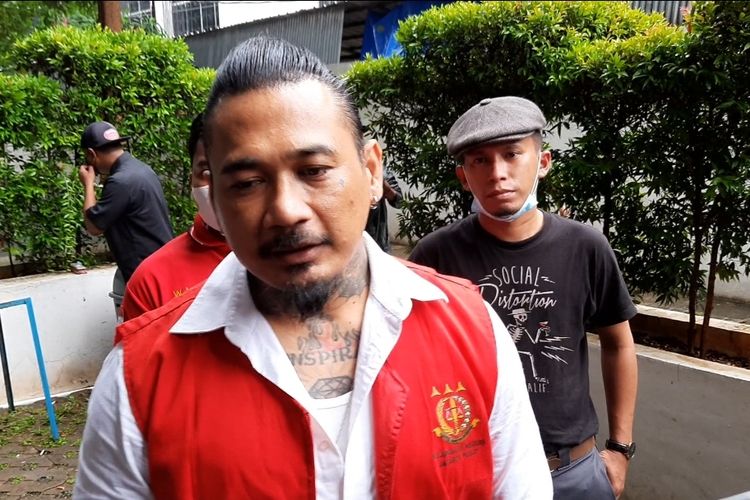Jerinx SID menghadiri sidang lanjutan perkara pengancaman terhadap Adam Deni di Pengadilan Negeri (PN) Jakarta Pusat, Senin (14/2/2022). 