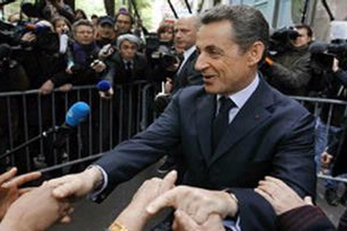 Presiden Prancis Nicolas Sarkozy meminta dukungan pendukung kelompok sayap kanan. 