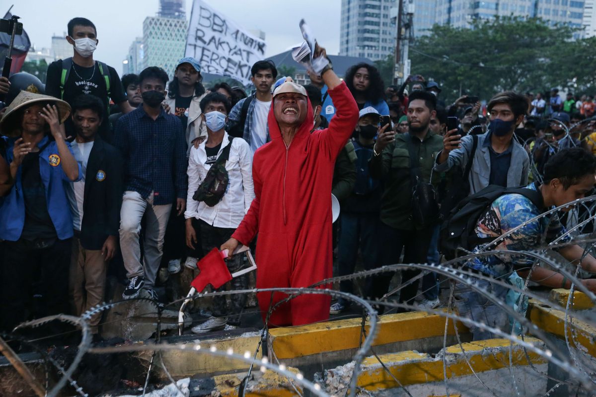 Massa melakukan demonstrasi di kawasan Patung Kuda Arjuna Wijaya, Jakarta Pusat, Selasa (13/9/2022). Massa buruh hingga mahasiswa turun ke jalan untuk menolak kenaikan harga BBM