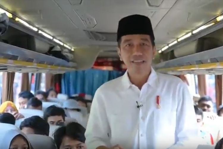 Presiden Joko Widodo mengucapkan selamat bepergian kepada para pemudik di Terminal Baranangsiang, Bogor.
