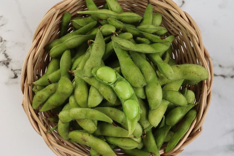  Cara menyimpan edamame agar tetap segar bisa dimulai dengan merebusnya terlebih dahulu. 
