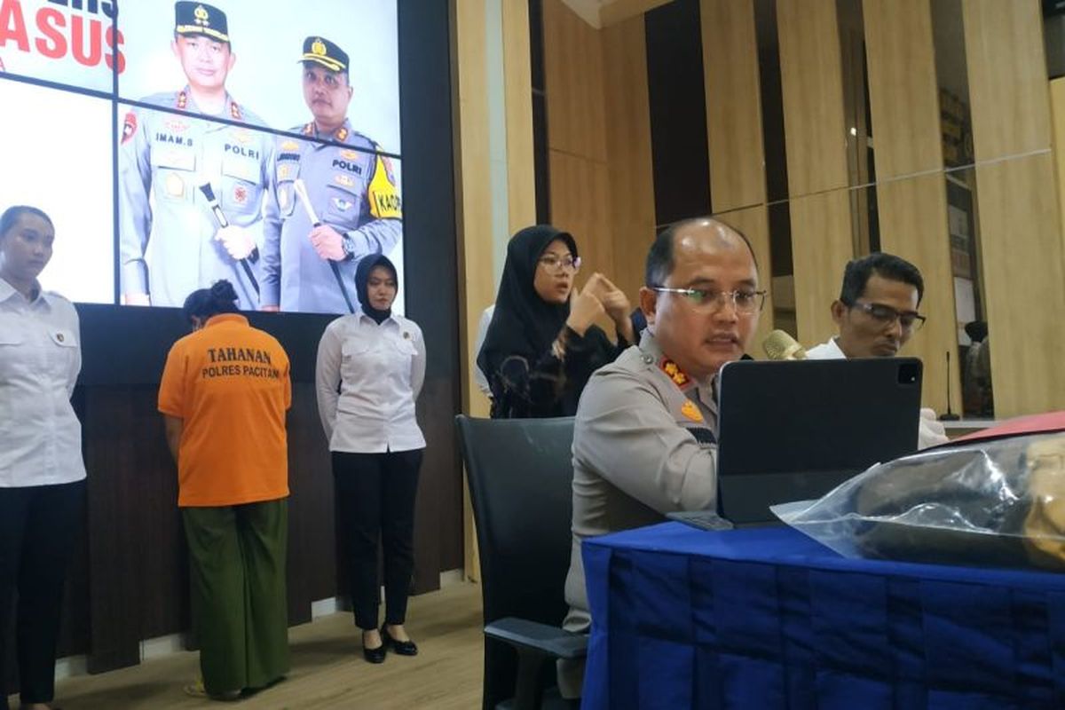 Kapolres Pacitan AKBP Agung Nugroho memberikan keterangan terkait kasus kopi sianida yang menewaskan pelajar berinisial MR (14), Kamis (1/2/2024) di Markas Polres Pacitan. Tersangka melakukan perbuatan itu untuk menutupi pencurian yang dilakukannya.