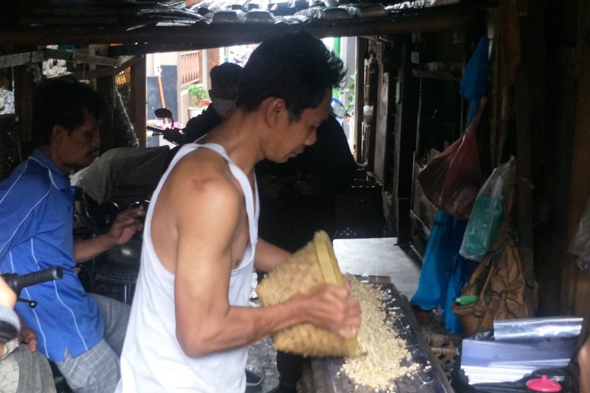 Sutono, produsen tempe di Kampung Tempe, Sunter, Jakarta Utara, saat memproduksi tempe pada Senin (4/1/2021).