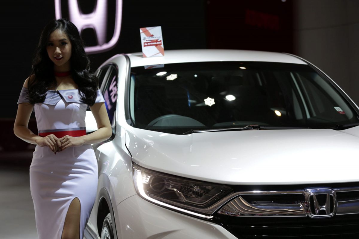 Sales promotion girl berpose saat ajang Indonesia International Motor Show (IIMS) 2017 di JI Expo, Kemayoran, Jakarta, Jumat (28/4/2017). Ajang pameran otomotif terbesar di Indonesia ini akan berlangsung hingga 7 Mei mendatang. KOMPAS IMAGES/KRISTIANTO PURNOMO