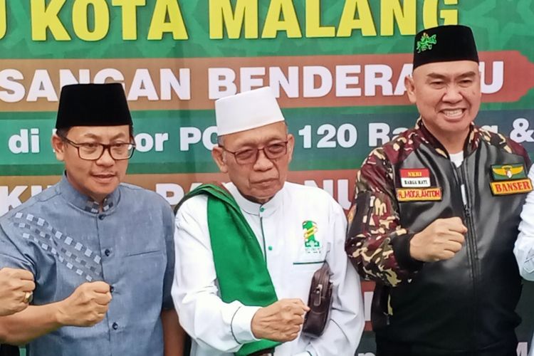 Pertemuan antara Wali Kota Malang saat ini, Sutiaji dengan mantan Wali Kota Malang sebelumnya Abah Anton dalam peringatan khidmat 1 abad Nahdlatul Ulama (NU) yang diselenggarakan oleh PCNU Kota Malang pada Minggu (15/1/2023) di depan Masjid Agung Jami. 