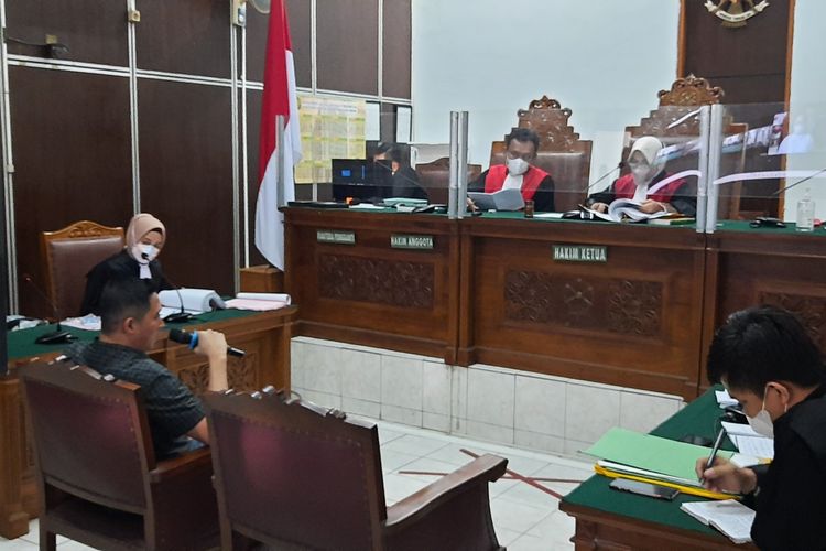 Mantan suami Nindy Ayunda, Askara Parasady Harsono, menjadi saksi dalam sidang dugaan penganiayaan anaknya di Pengadilan Negeri Jakarta Selatan.