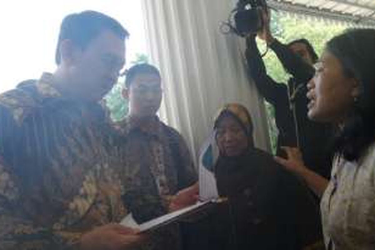 Gubernur DKI Jakarta Basuki Tjahaja Purnama menerima aduan warga Rusun Tipar Cakung, Tuminah, di Balai Kota DKI, Selasa (6/9/2016). 