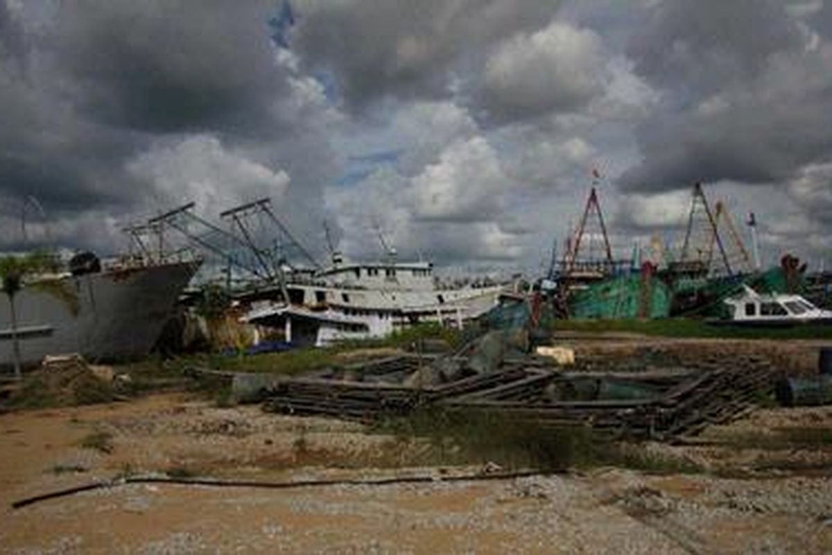 Kapal sitaan dari nelayan asing di PSDKP Pontianak yang rusak
