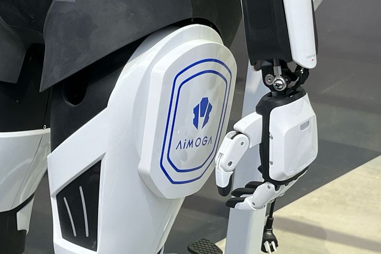 Robot humanoid AiMOGA yang dipamerkan Chery pada Auto Shanghai 2025