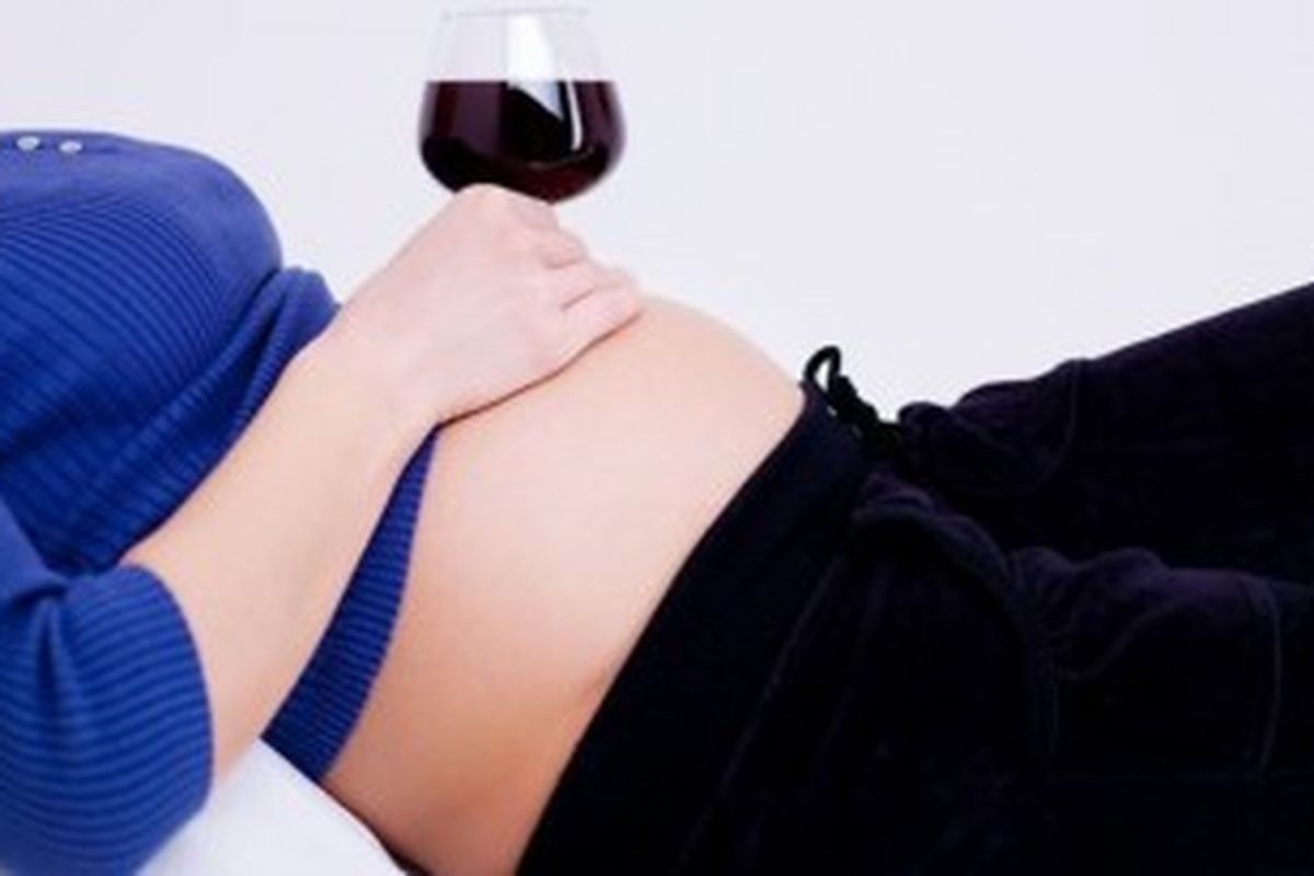 Ibu hamil sebaiknya mengurangi konsumsi soda untuk menghindari resiko obesitas dan hipertensi.